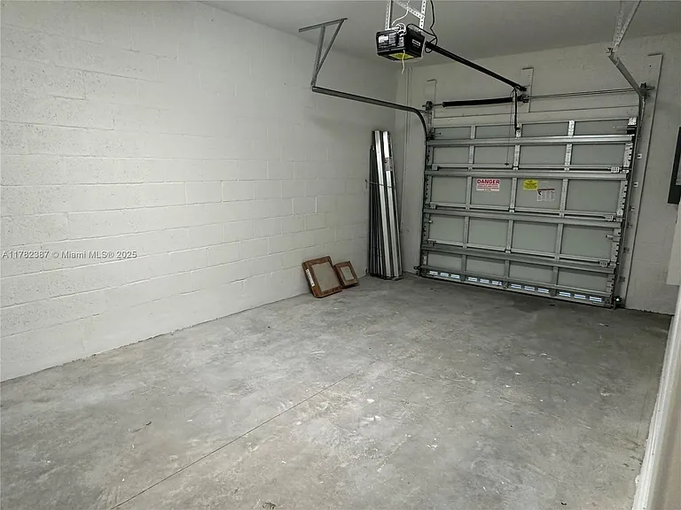 822 SW 11th Ter — Photo 5
