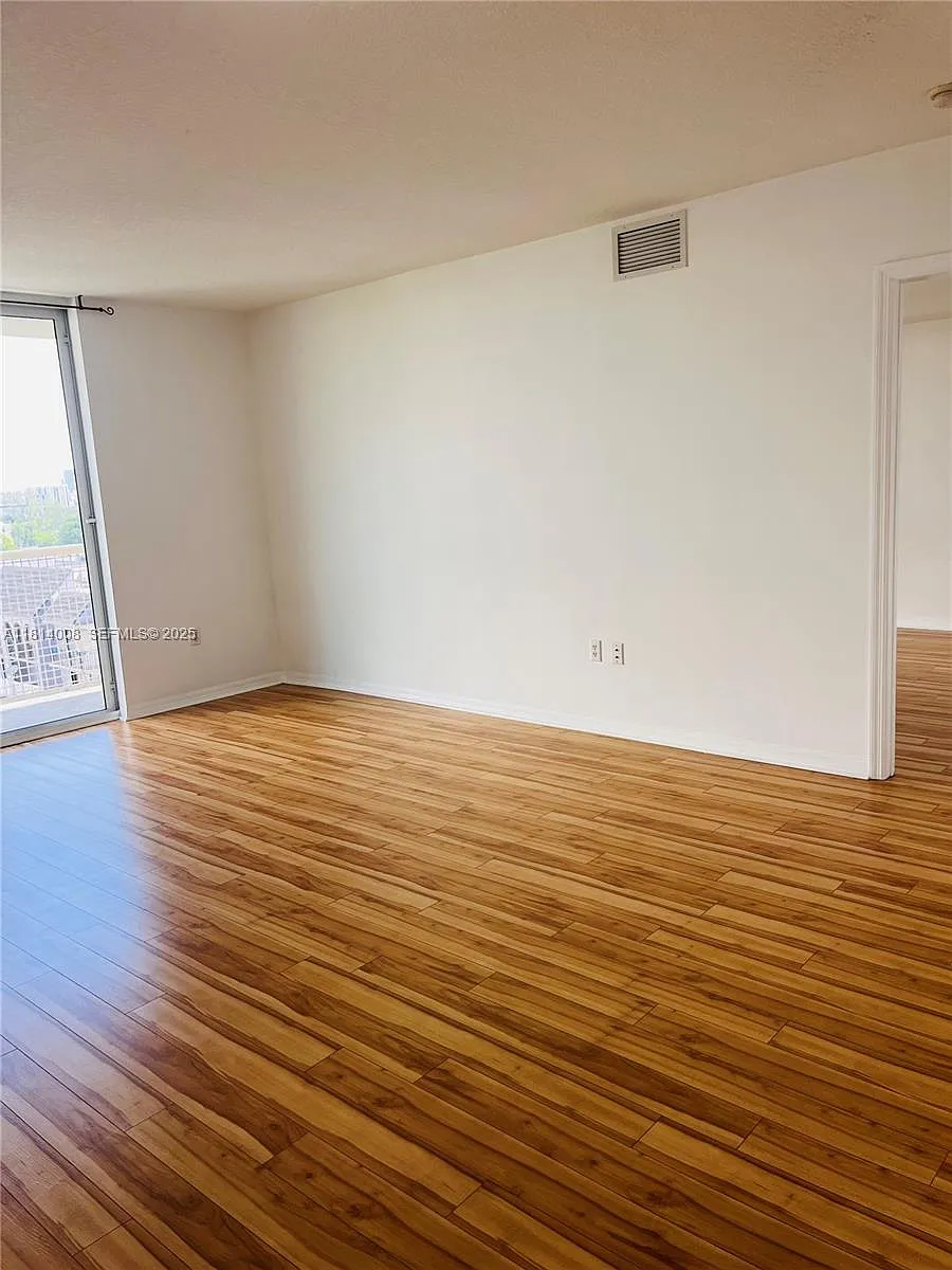 Building Photo - 900 SW 8th St #806