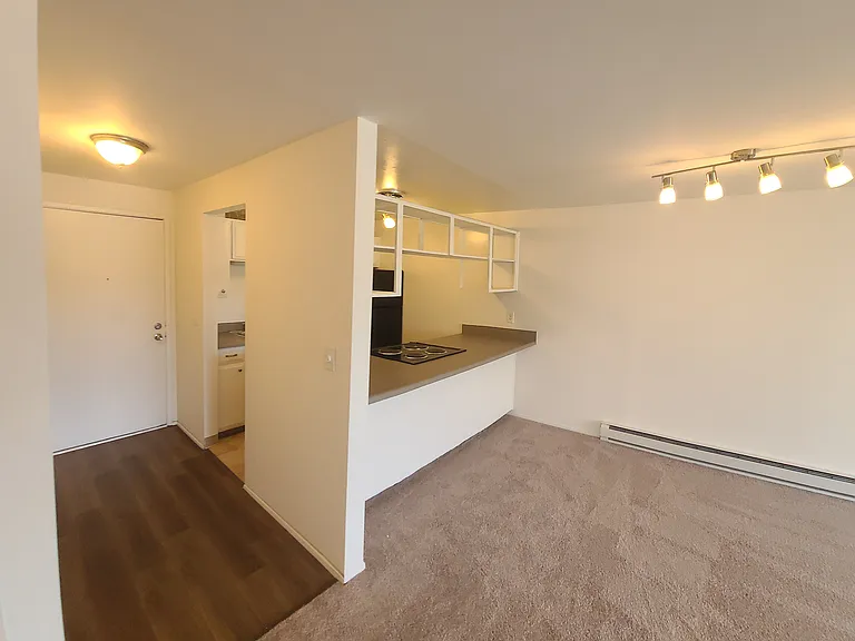 Mont Clare Apartments — Photo 9