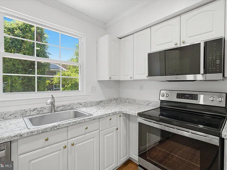 10598 Reeds Landing Cir — Photo 9