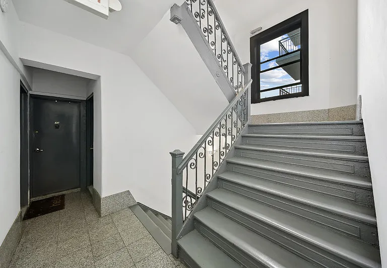 242 E 10th St #19 — Photo 10