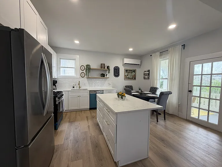 113 E Mistletoe Ave #1102 — Photo 2