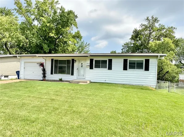 1415 Boulder Dr, Florissant, MO 63031