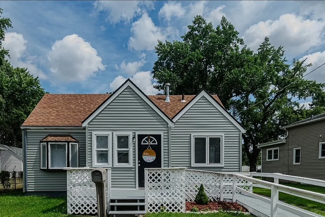 2 bed, 820 sqft, $1,300 — Photo 1