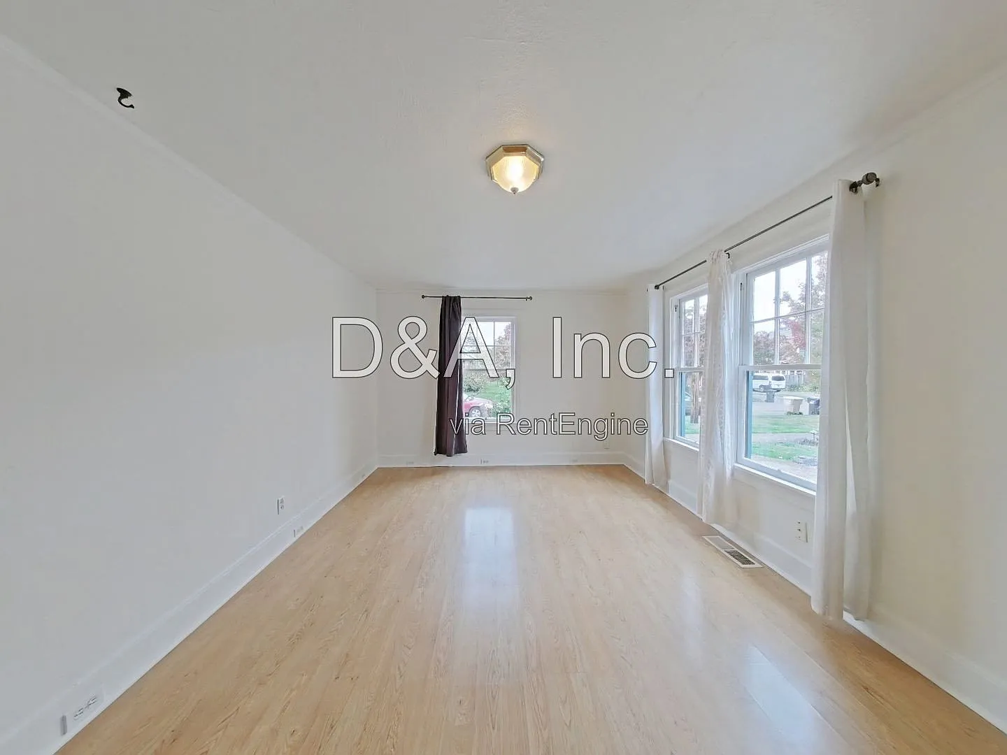 3 bed, 1.0 bath, 1424 sqft, $2,495 — Photo 2