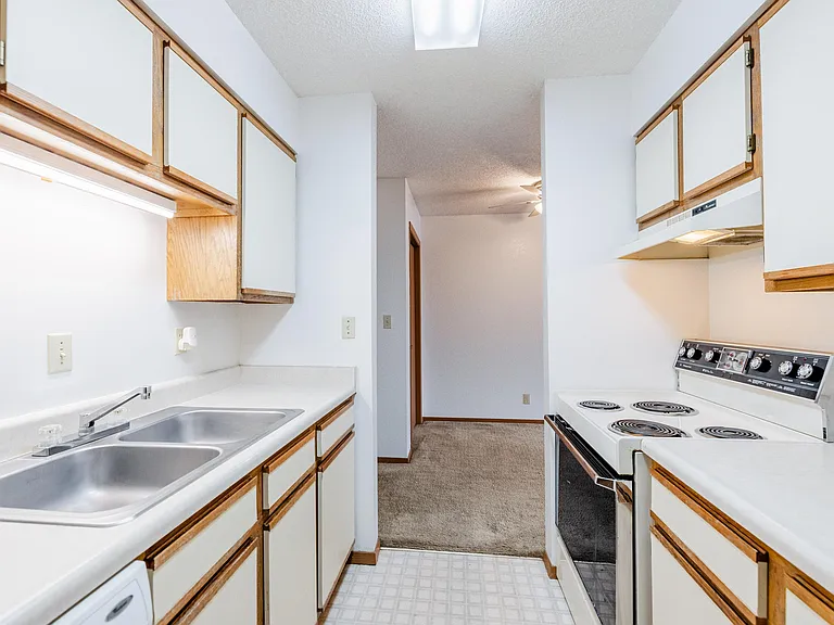Cambridge Apartments — Photo 19