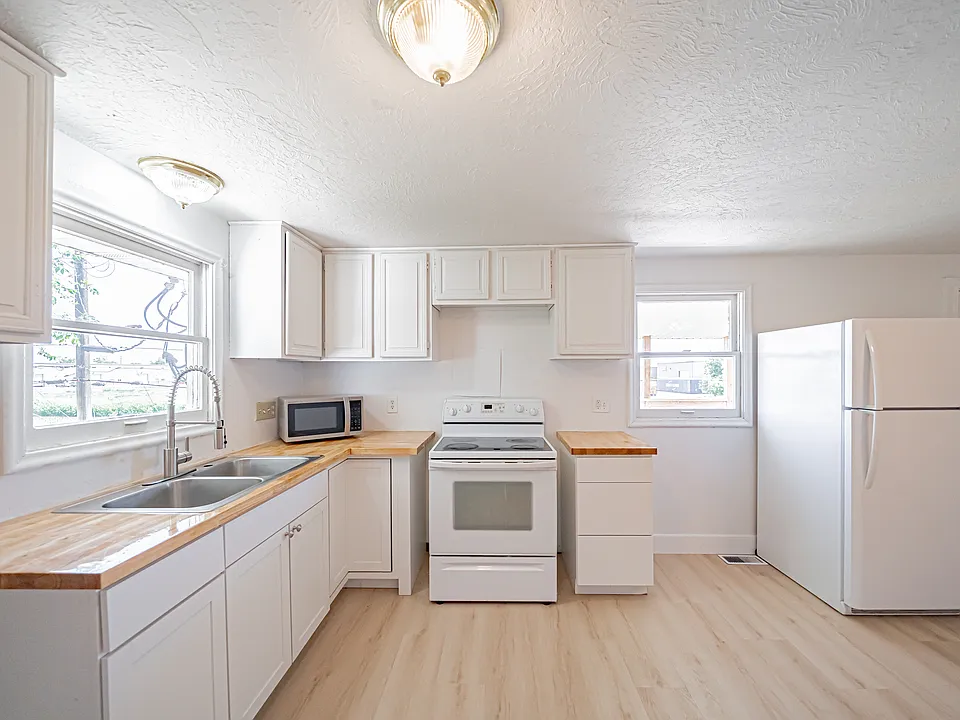 1170 1/2 Alameda Ave