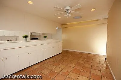 Dining area--now has BLACK GRANITE