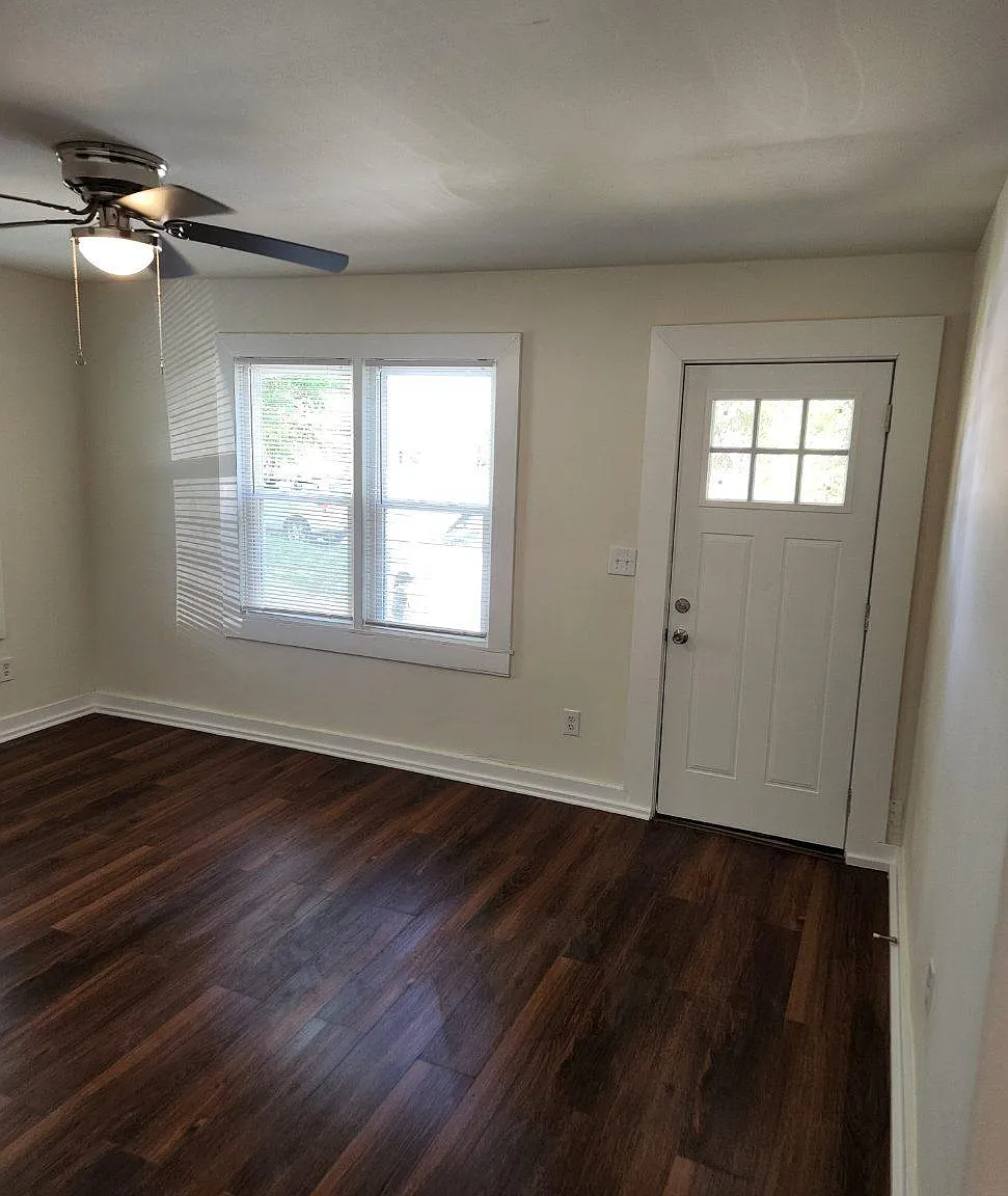 910 N Hodge St — Photo 2