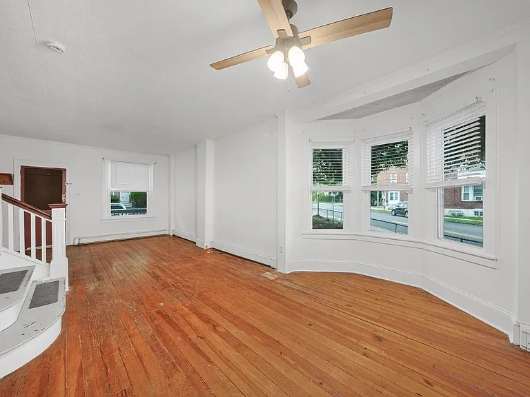 958 Queen St — Photo 11