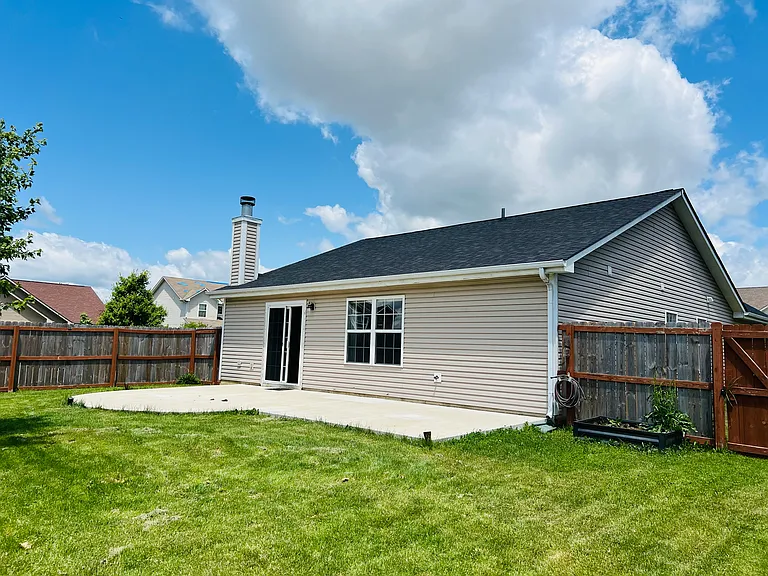 2201 Schoolmarm Dr — Photo 2