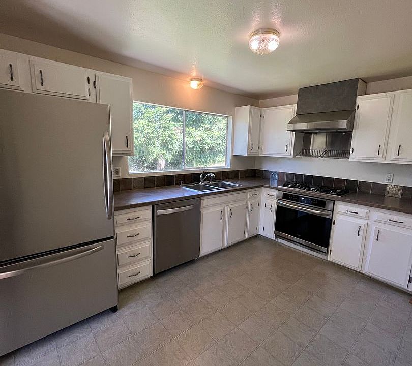 1st image of 2609 E Crestline Dr