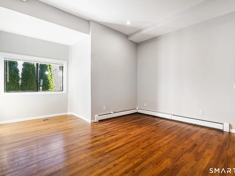 300-302 Soundview Ave — Photo 4