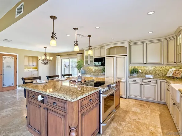 1070 El Paseo, Vista, CA 92084