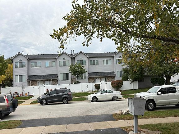 3rd image of 381 Park Ridge Ln Unit A