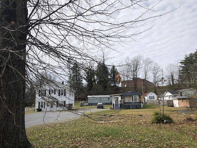 2nd image of 206 Lake Park Dr