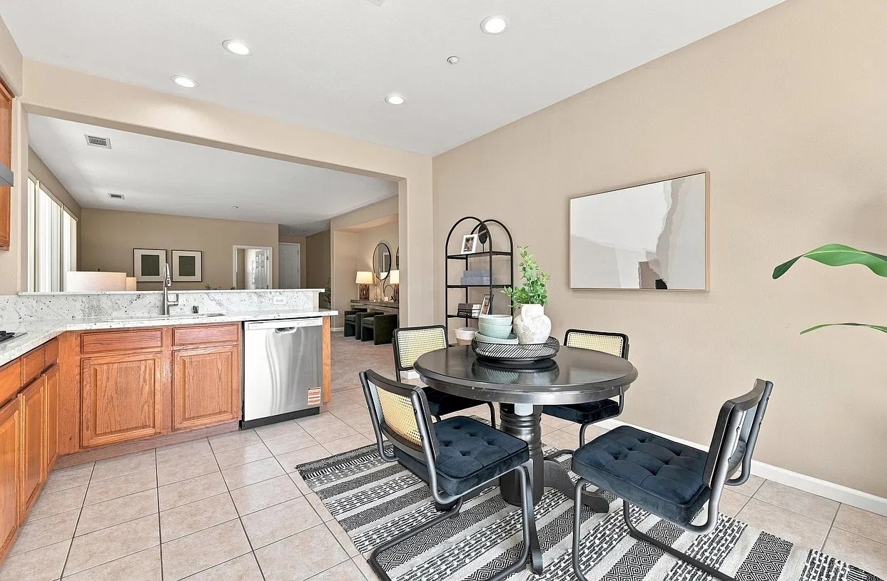3 bed, 1484 sqft, $3,049 — Photo 4