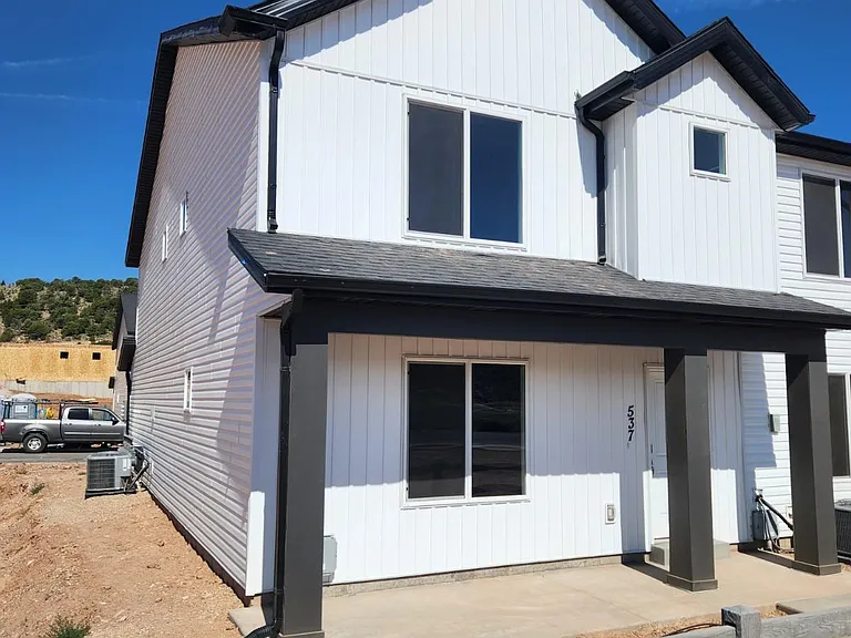 537 May Dr — Photo 2
