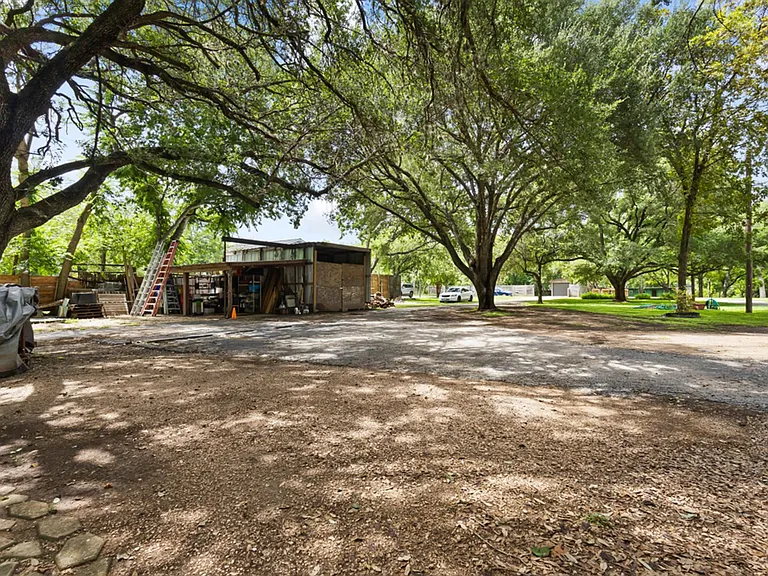 761 Whippoorwill Dr — Photo 2