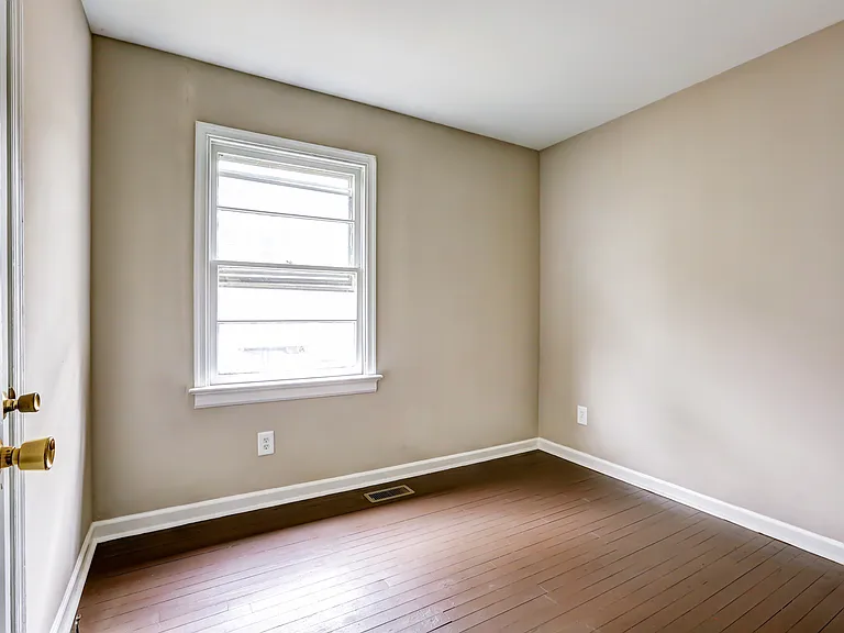 1419 Lenmore St — Photo 7