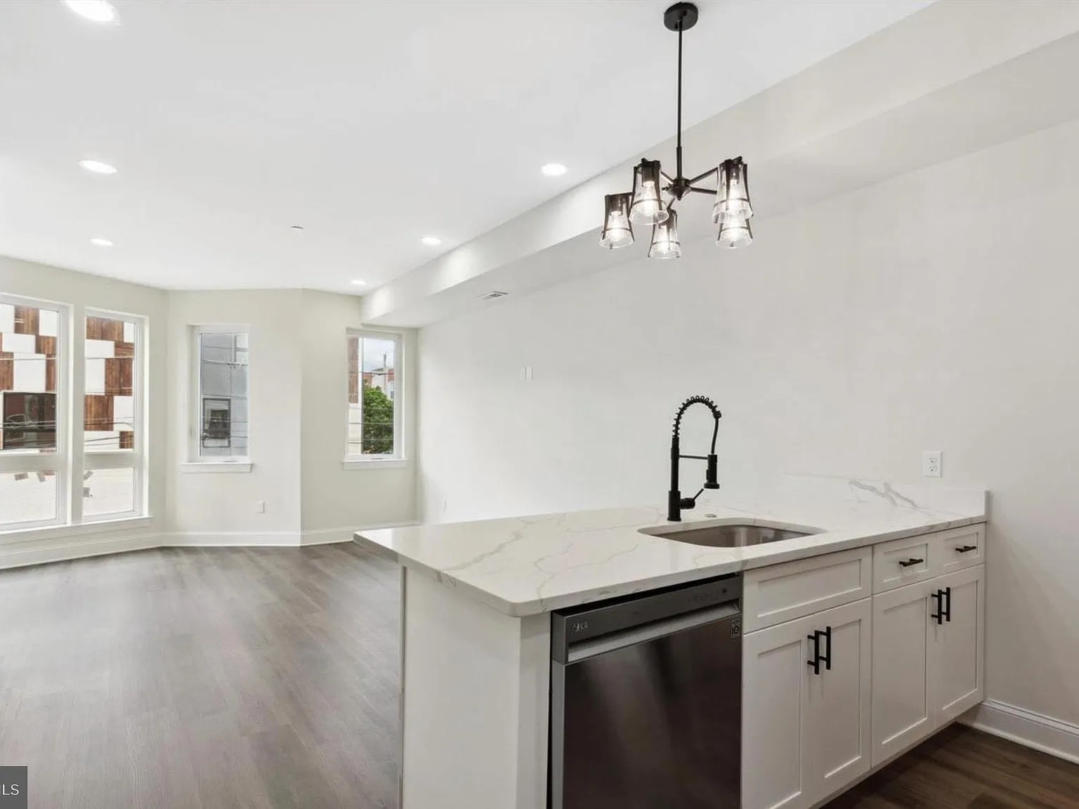 3 bed, $2,400 — Photo 2