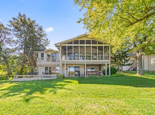 24 Holiday Dr, Somonauk, IL 60552