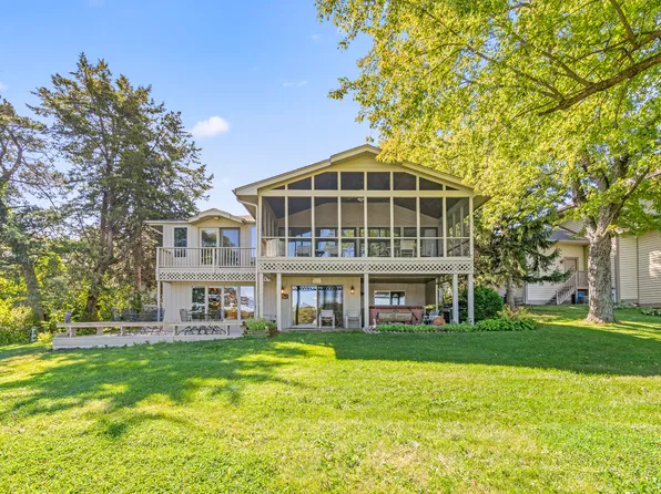 24 Holiday Dr, Somonauk, IL 60552