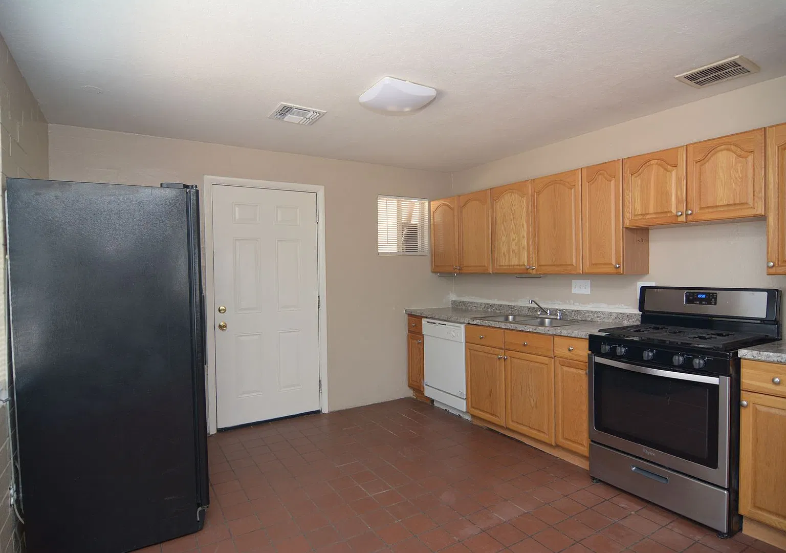 Charming 2 Bedroom 1 Bath home! Close to the Freeway! — Photo 4
