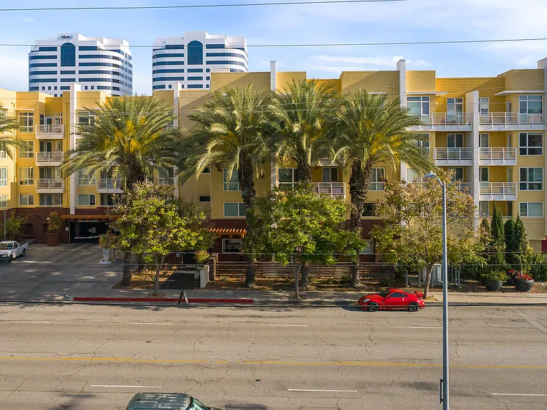 21301 Erwin St #526 — Photo 13
