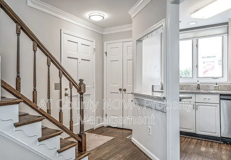 1203 Michigan Ct — Photo 3