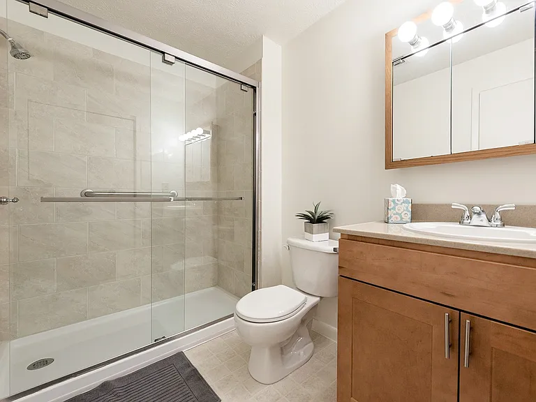 Contemporary Style Bathroom with Walk-in Shower