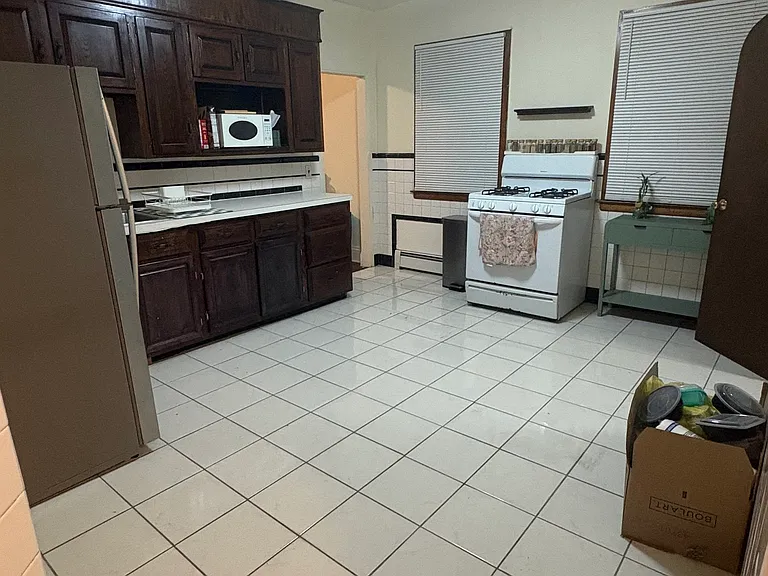137 Hawkins St — Photo 2