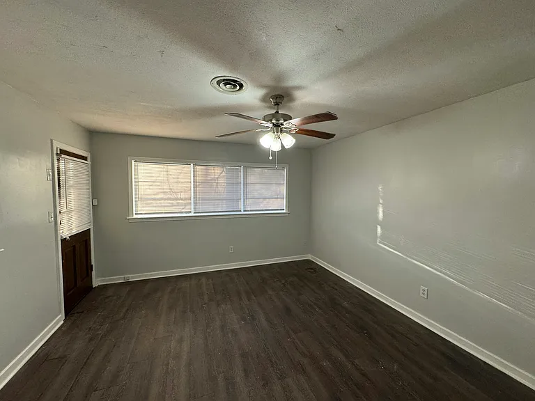 304 Colonial Cir — Photo 13