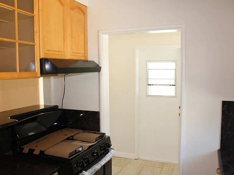 325 Winchester Ave — Photo 5
