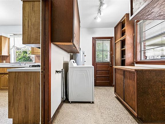 4th image of 3108 Ridgeway Dr