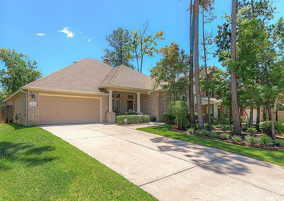 Welcome to 114 French Oaks in lovely Sterling Ridge of The Woodlands.