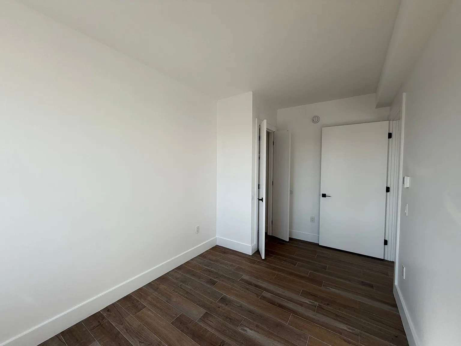3 bed, 1000 sqft, $3,811 — Photo 4