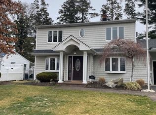 19 Daisy Ln, Levittown, NY 11756