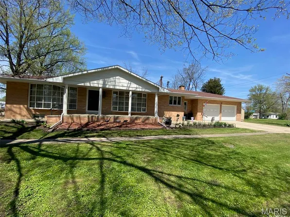 123 S Oak St, Nokomis, IL 62075