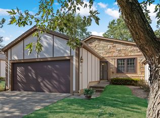 1039 Oakview Dr, Wheaton, IL 60187