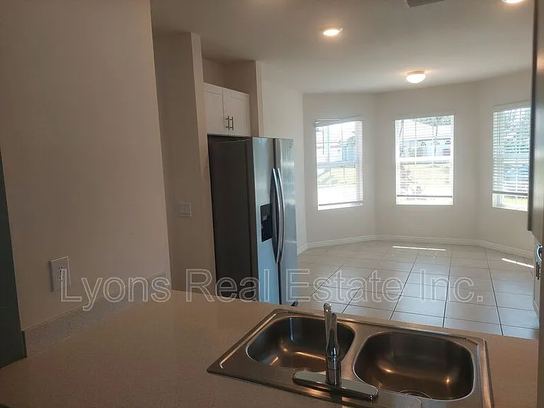 326 SW 24th Pl — Photo 6
