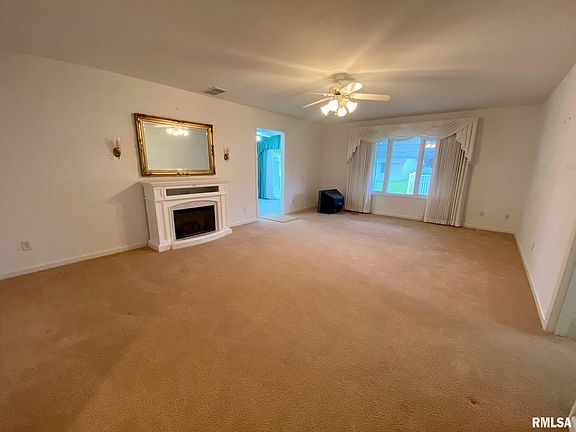 5th image of 407 Brookside Glen Dr