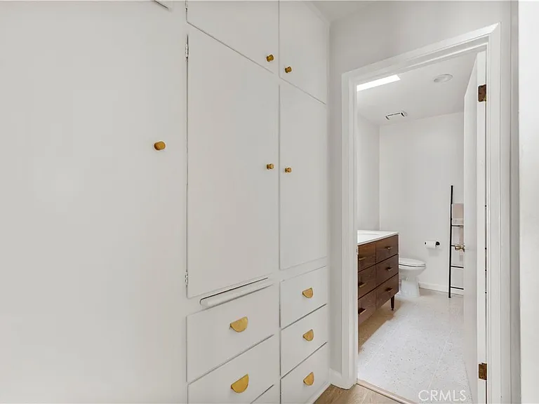 1107 E 3rd St #8 — Photo 11