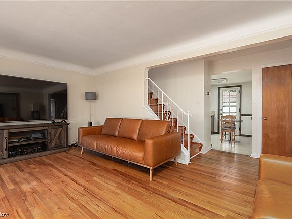 5th image of 311 E 305th St