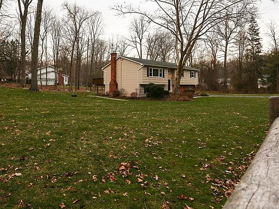 4th image of 40 Rockford Dr