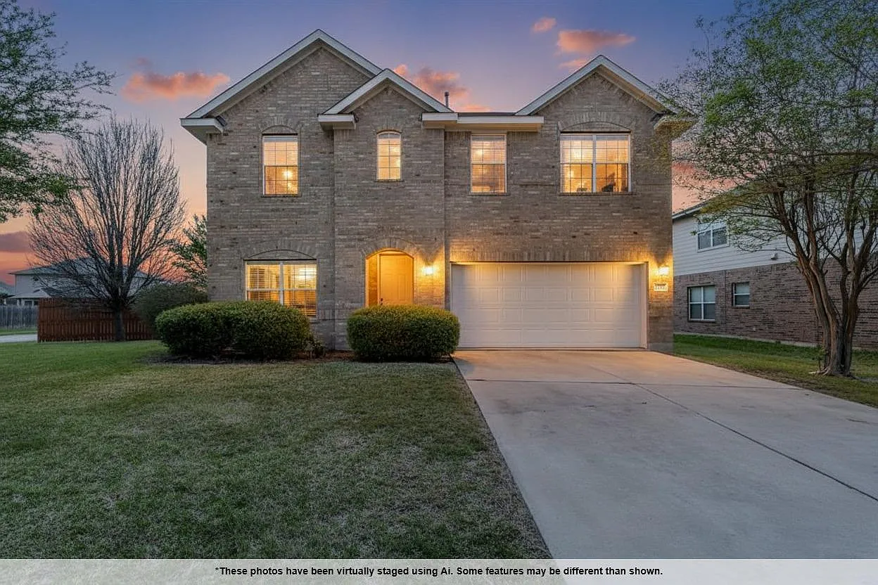 5 bed, 2.5 bath, 2756 sqft, $2,499 — Photo 2