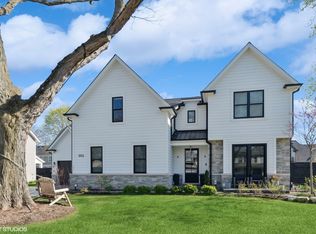 951 Huckleberry Ln, Glenview, IL 60025