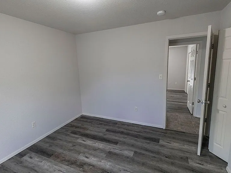 215 N West Blvd — Photo 12