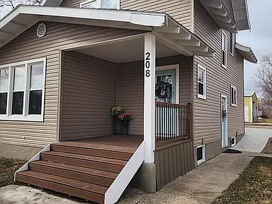 208 Dakota Ave — exterior photo