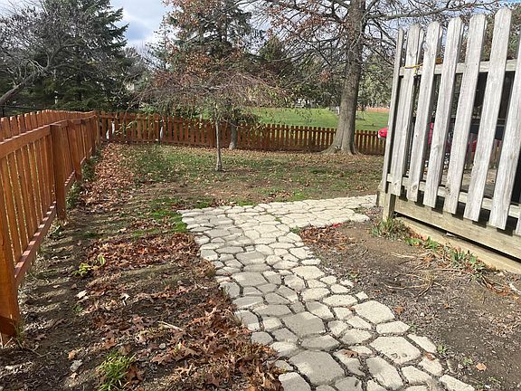 2nd image of 1165 Rosewood Dr